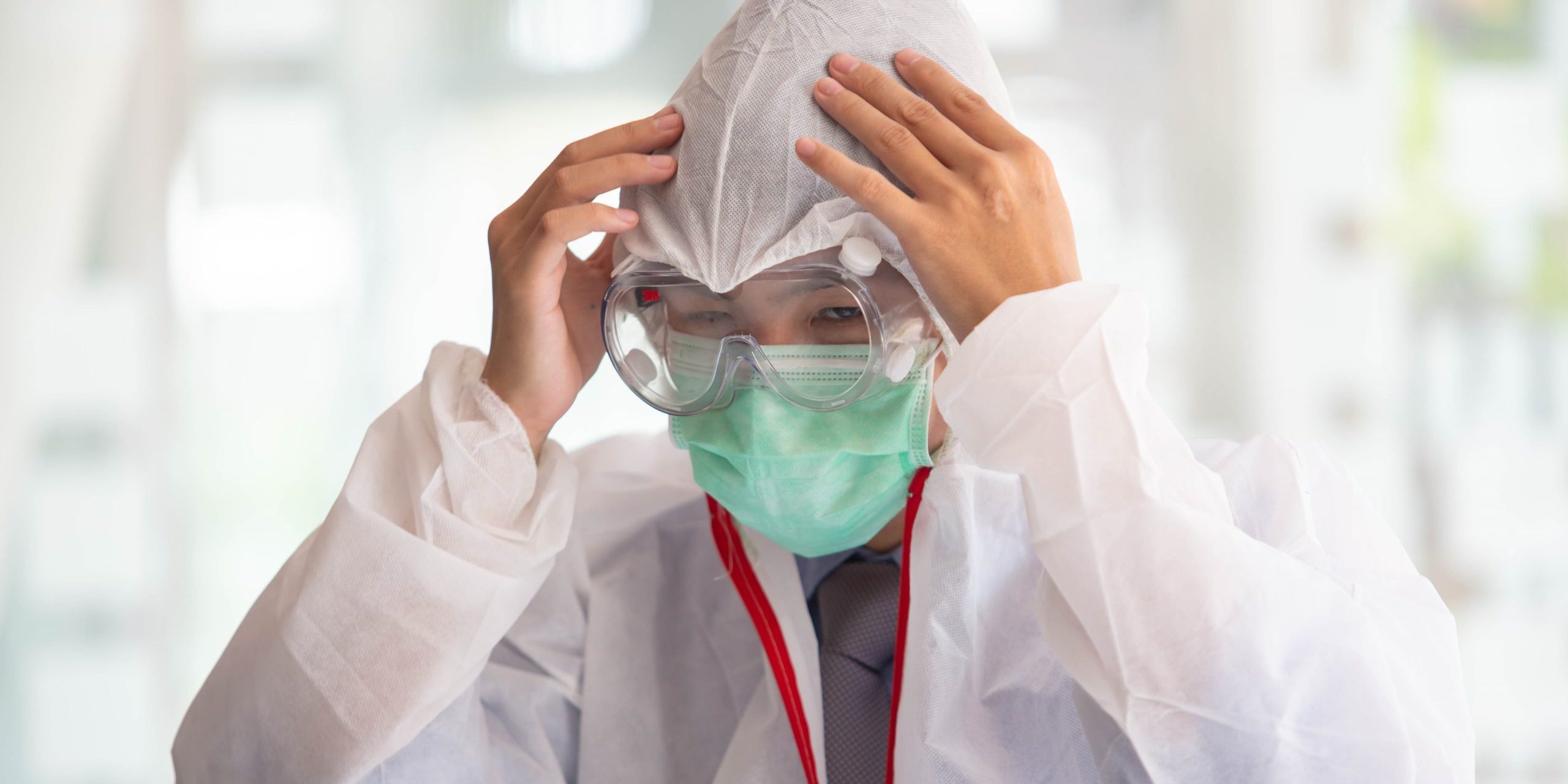 Doctors are searching for Covid's anti-virus serum by studying lung infection photos, protected by a mask and sanitary gloves.